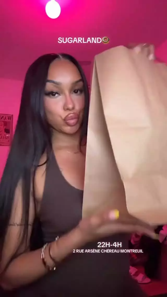 C’EST L’EFFET « 2 en 1 » 🧋🍩
•
DES ASMR COMME ÇA OU RIEN ENFAITE @kayanaa_off 👏🏾
•
🏡 2 Rue Arsène Chéreau, 93100 Montreuil • 🚇 L9 - Robespierre !

#dessert #asmr #pourtoi #foodreel #beignets #2h #halal #montreuil #bagnolet #sugarland #paris #foodasmr #baddie #nails #yummy