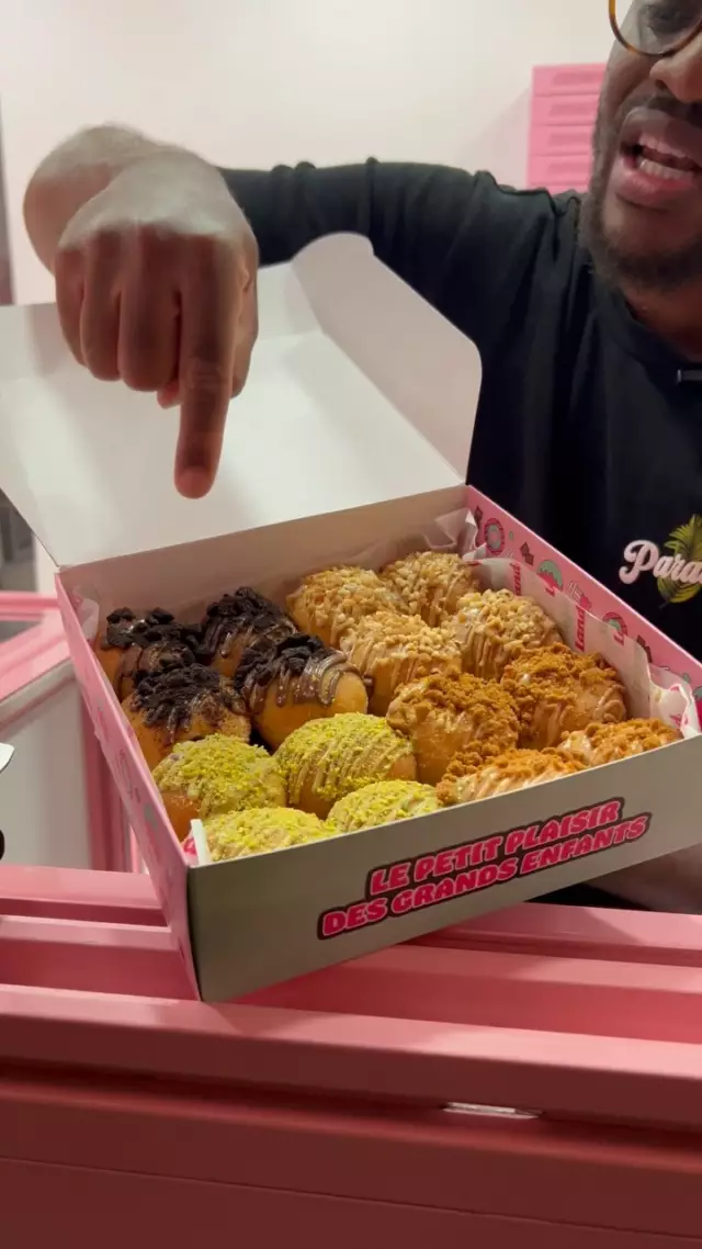 MAXI BOX 4 SAISONS 🤤
•
Un délice qui se partage… OU PAS 🤫 
•
🏡 2 rue Arsène Chéreau, 93100 Montreuil • 🚇 L9 - Robespierre 

#sugarland #montreuil #desserts #2h #halal #Restaurant #beignets #donuts #parís #foodgasm #foodgram #pistachios