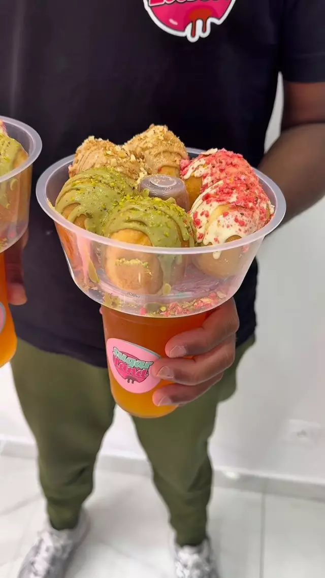 🚨LE PREMIER CONCEPT EN FRANCE🥇
•
Les meilleurs Mini beignets sont sur Montreuil, 🏡 2 Rue Arsène Chéreau 
•
Venez découvrir le « 2 en 1 » avec vos magnifiques Bubble Tea 🧋🍩

#sugarland #montreuil #beignets #dessert #2h #plaisirsucré #food #fyp #paris #foodlover #foodporn #foodconcept