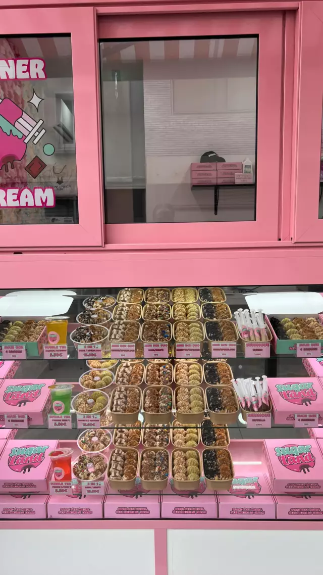 POV: TU TOMBE SUR LA VITRINE LA PLUS GOURMANDE DE FRANCE 🤩
•
🏡 2 Rue Arsène Chéreau, 93100 Montreuil • 🚇L9 - Robespierre 
•
❌ LUN & MAR: FERMÉ 
⏰ MER - DIM: 20H - 02H

#restaurant #dessert #food #montreuil #paris #seinesaintdenis #halal #beignets #donuts #foodlover
